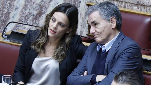 Effie Achtsioglou und Euclid Tsakalotos bei einer Debatte griechischen Parlament über den Staatshaushalt für das Haushaltsjahr 2024 , Athen, 13.12.2023.