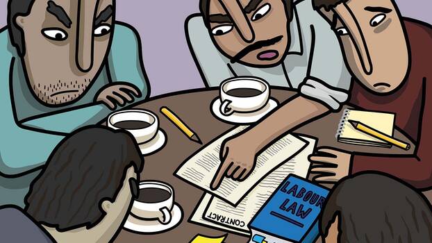 Das Bild ist eine Grafik im Comic-Stil. Fünf Männer sitzen um einen Tisch, vor ihnen Kaffeetassen, Stifte, bedruckte Papiere und ein Buch. Die Männer haben ernste Gesichtsausdrücke und scheinen zu diskutieren. Ein Mann zeigt auf einen Abschnitt auf einem der Papiere.  