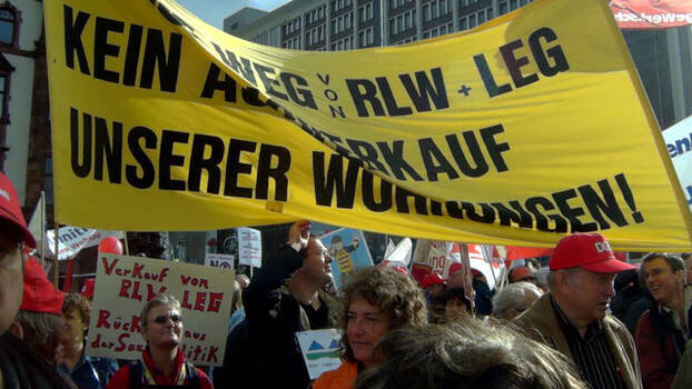 Demo mit Plakat "Kein Ausverkauf unserer Wohnungen!"