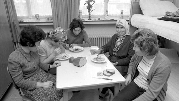 Fünf migrantische Arbeiterinnen beim Essen in ihrer Unterkunft der Carl Brandt, Zwieback und Bisquit GmbH in Hagen/Westfalen 1972.